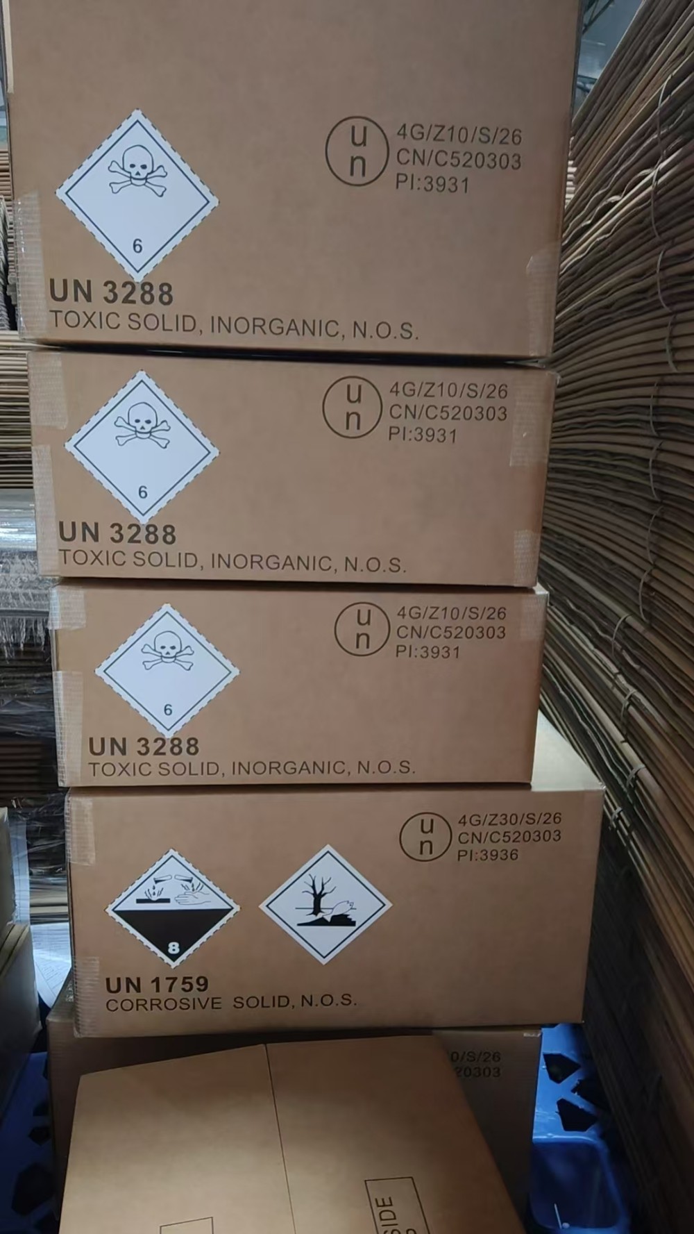 化工品出口包装实拍,UN纸箱封口与托盘加固状态 化工品UN纸箱封口与托盘加固实拍