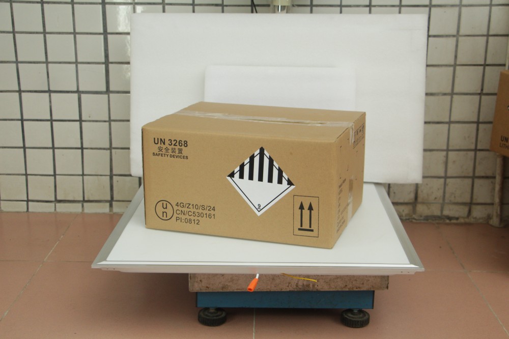 危险品纸箱装箱封口贴标与加固工序