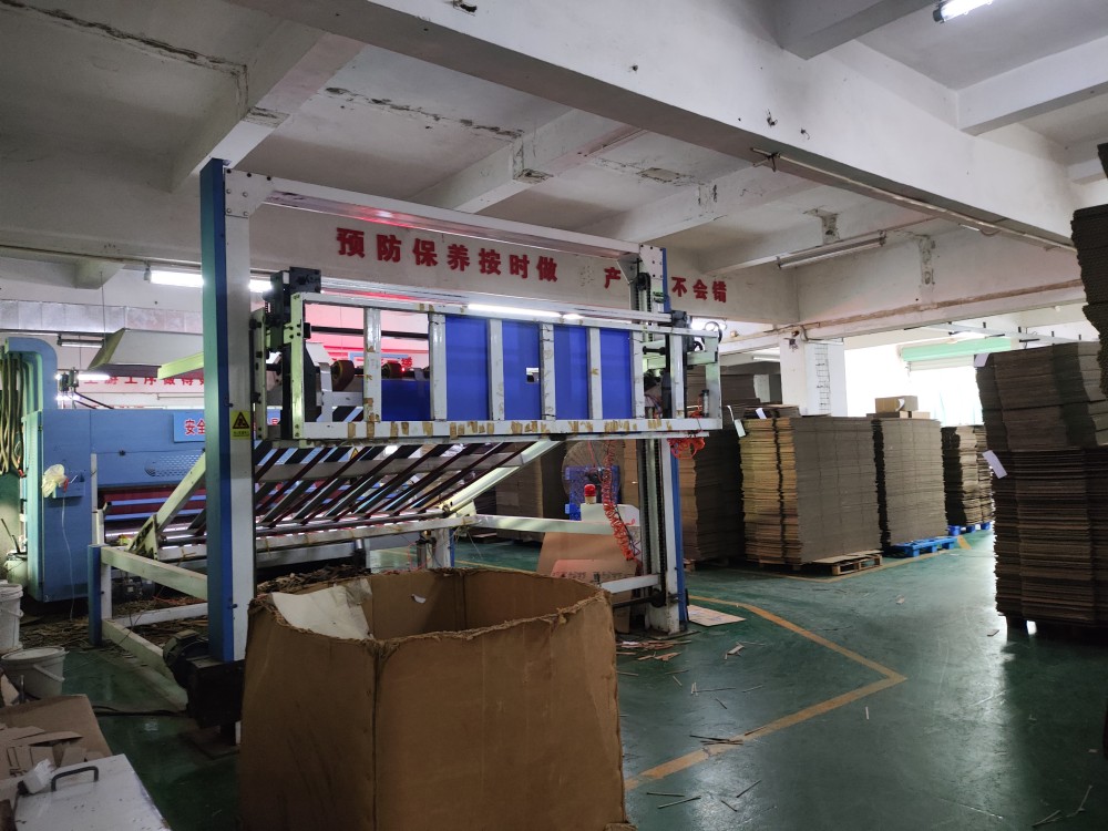 瓦楞纸箱生产车间与堆存纸板
