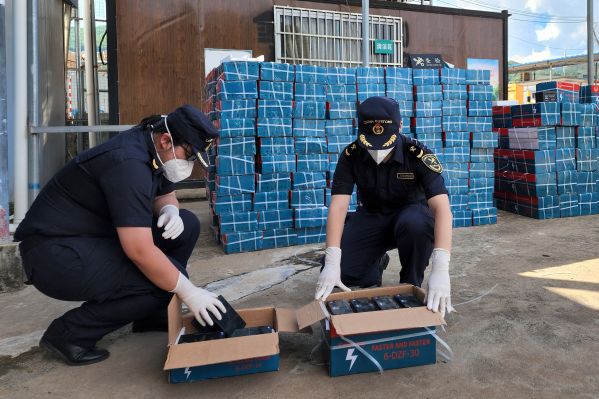 厦门海关查获134瓶危化品 高温运输或会爆燃