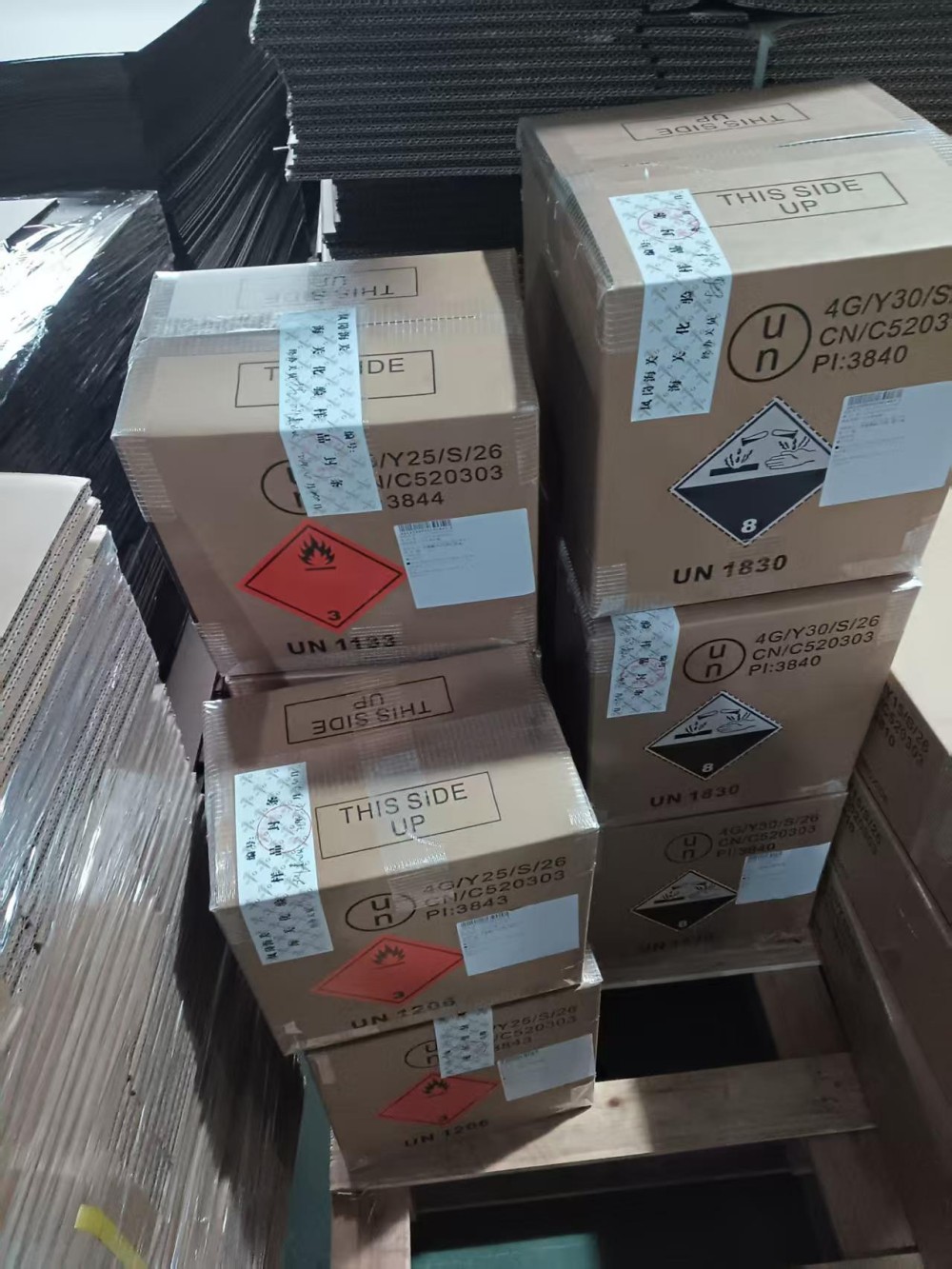 化工品危险品纸箱装箱前标记标签核对