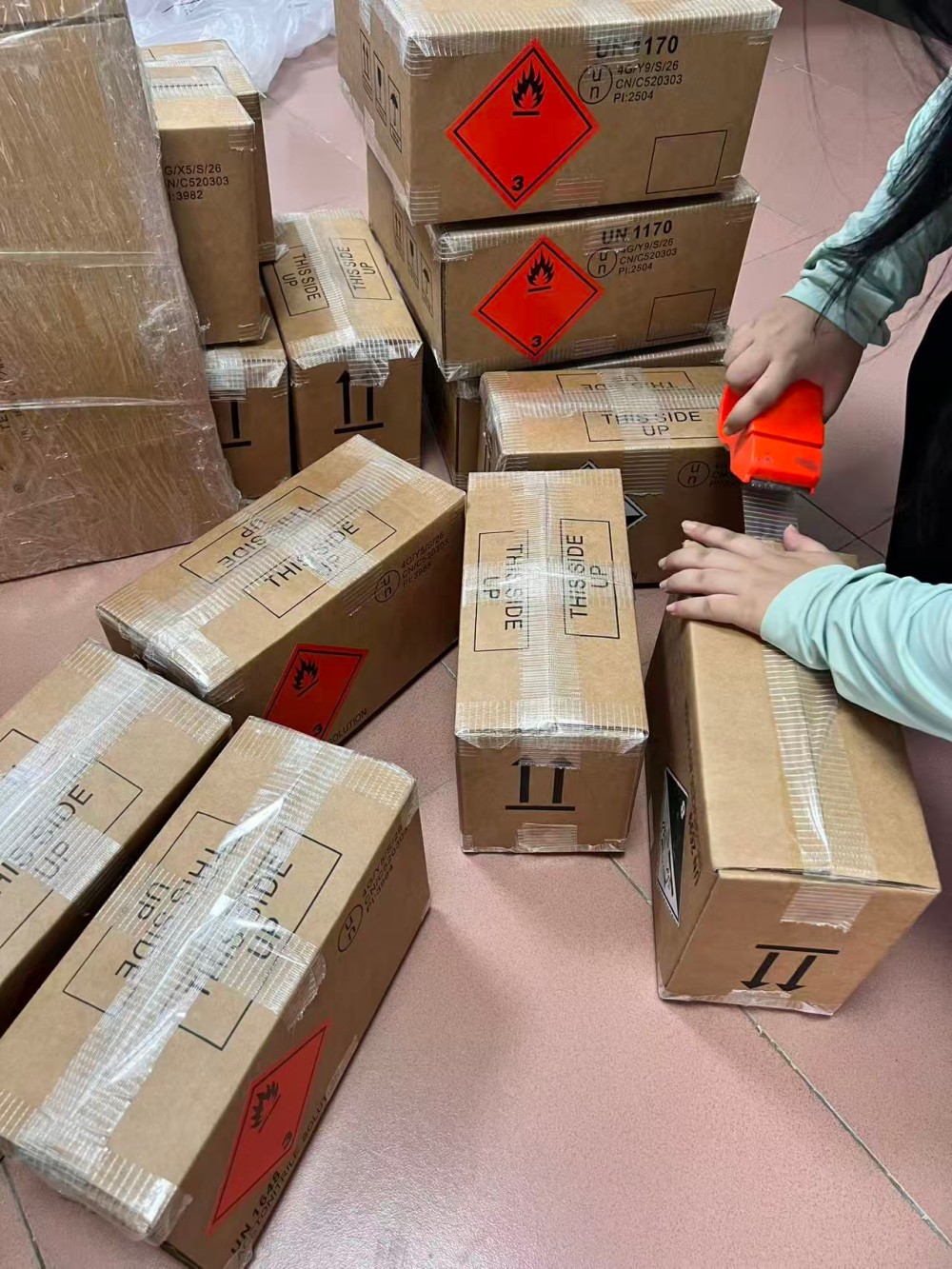 化工品出口包装实拍,纸箱内衬与托盘装载状态 化工品UN纸箱内衬与托盘装载实拍
