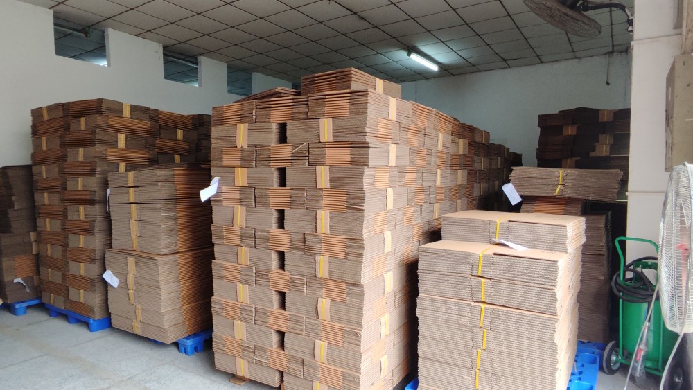 厂家仓库批量备货实拍,出口包装件堆放与托盘状态 危包纸箱厂家仓库备货与堆放实拍