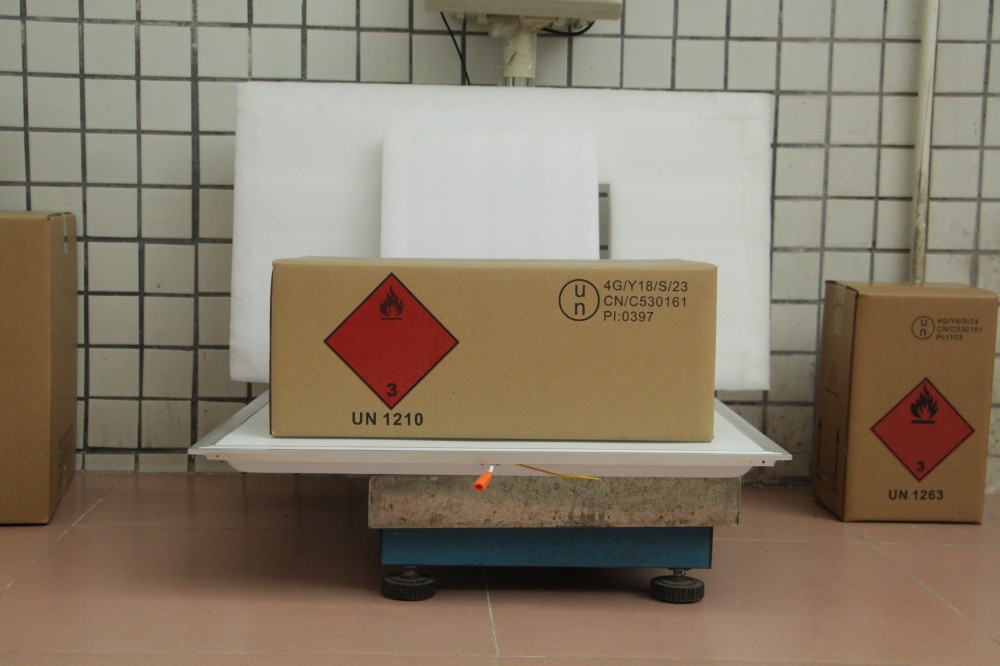 UN1210危险品纸箱实拍,4G/Y18/S/23标记与第3类菱形标清晰可辨,运输包装性能不受目的国语言要求影响,与GHS标签属两套体系 UN1210危险品纸箱与第3类菱形标签