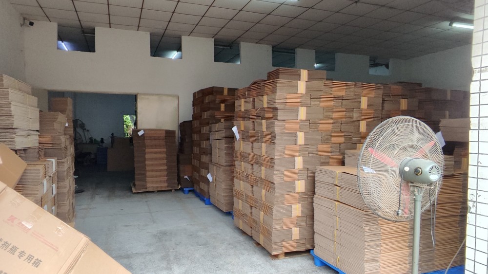 仓库内托盘化堆存的瓦楞纸箱,通风干燥、垫离地面贮存是控制含水率的基础动作,发往东南亚高湿市场的订单尤须注意 仓库内托盘化堆存的瓦楞纸箱