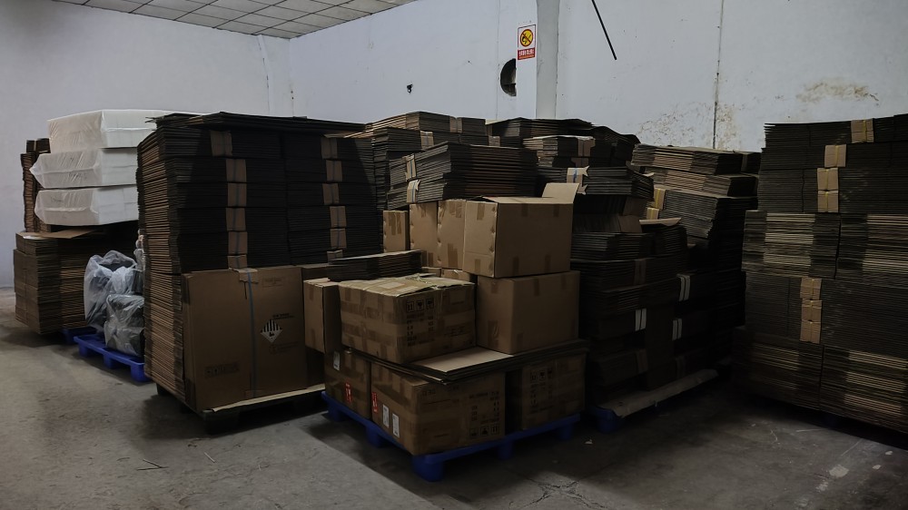 危险品纸箱成品与纸板批量堆放
