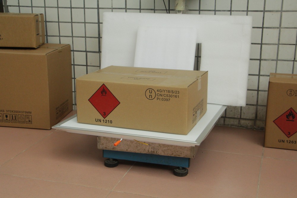 UN1210危险品纸箱实拍,箱面同印UN标记4G/Y18/S/23与第3类易燃液体菱形标签——UN运输标记与GHS危害标签同箱并存、互不替代,CLP标签改版时两块内容须分区排版、互不遮挡 UN1210危险品纸箱UN标记与易燃液体标签