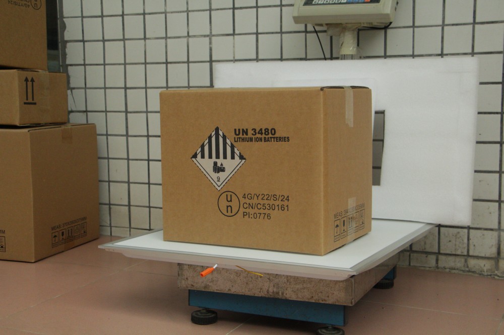 UN3480锂电池危险品纸箱实拍,箱面印UN编号、正确运输名称与UN标记4G/Y22/S/24——锂电池类货物装箱时既要判类别隔离,也要核对箱外标牌与UN编号是否按规则显示 UN3480锂电池危险品纸箱